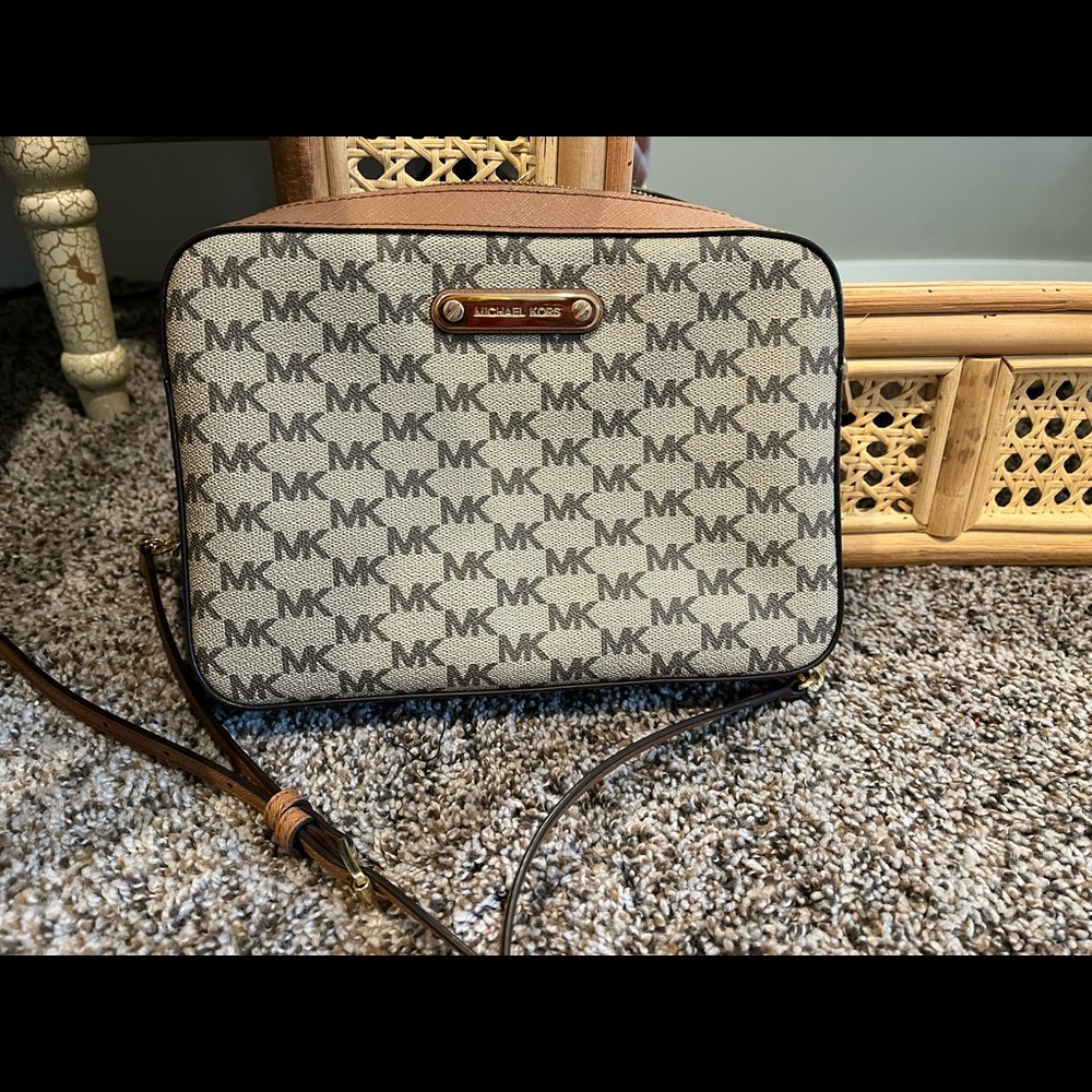 Michael kors crossbody purse brand new!